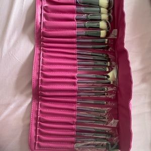 NWOT 24 set pink makeup brush set